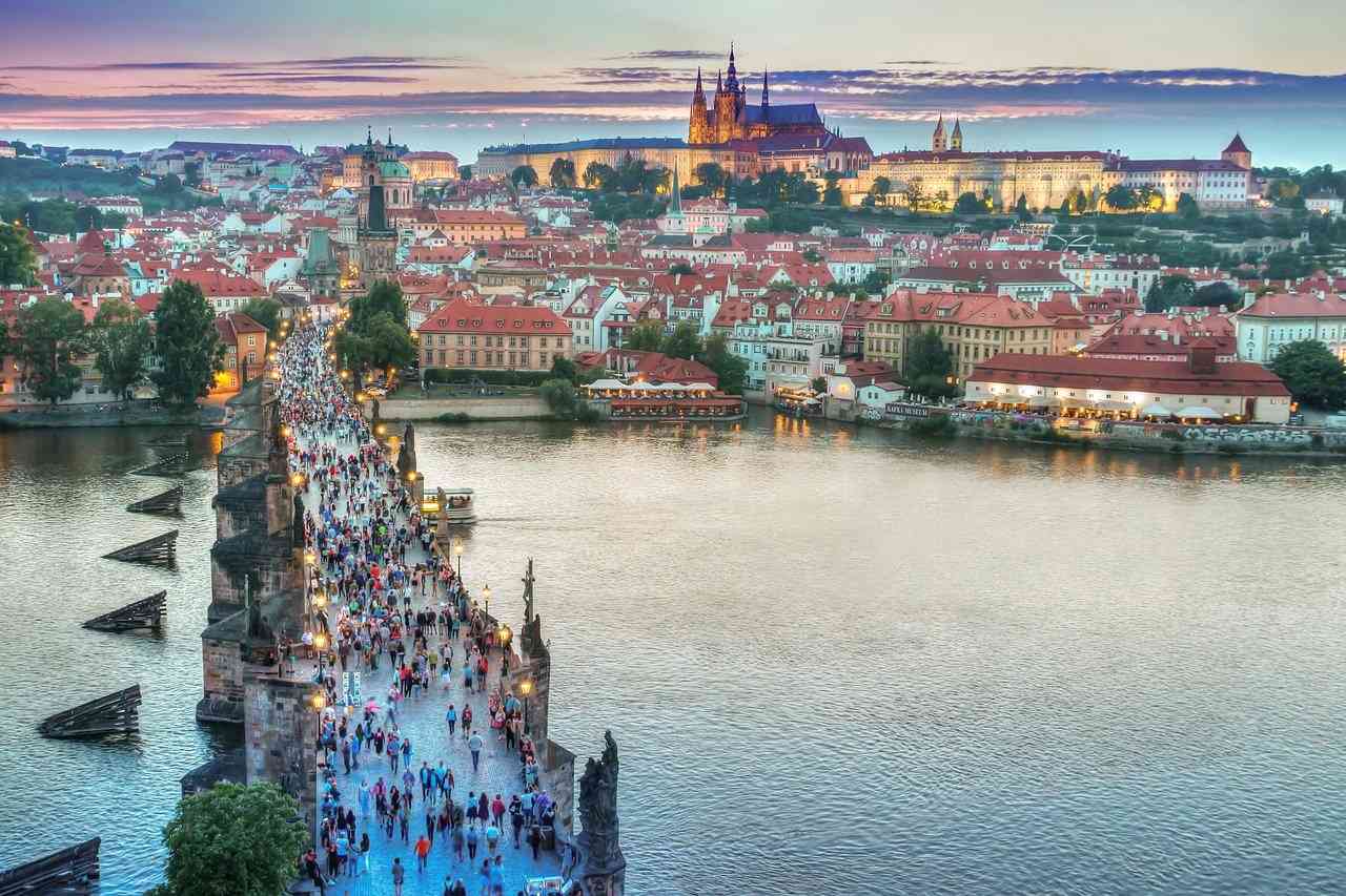 Панорамный вид на Прагу и Карлов мост с большим количеством туристов